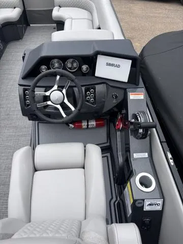 Slide: The Image of Crest Caribbean 250 SLC 3 Toon 2025 - 9