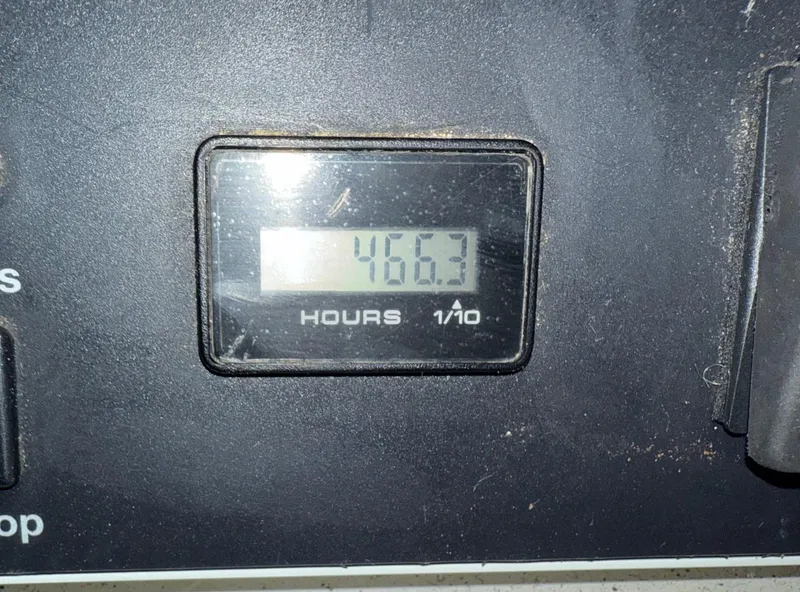 Slide: The Image of Hour meter displaying 466.3 hours on 2005 Cruisers Yachts 405 Express Motoryacht. - 43