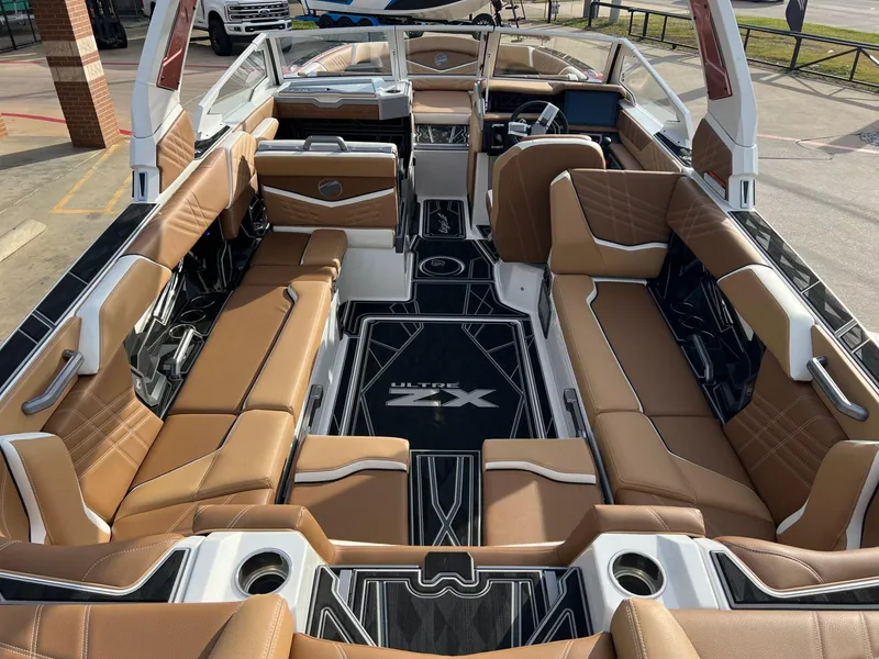 Slide: The Image of Tigé Ultré 25ZX 2025 - 10