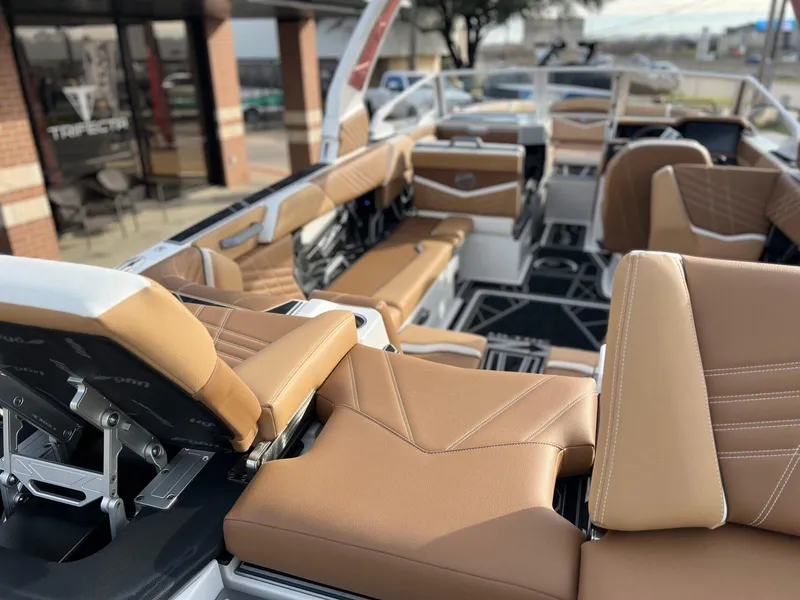 Slide: The Image of Tigé Ultré 25ZX 2025 - 12