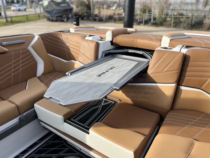 Slide: The Image of Tigé Ultré 25ZX 2025 - 13