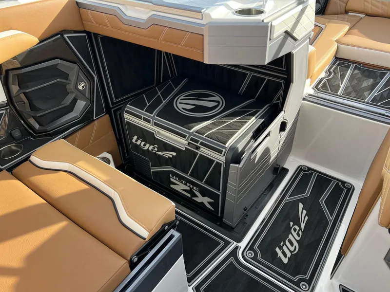 Slide: The Image of Tigé Ultré 25ZX 2025 - 17