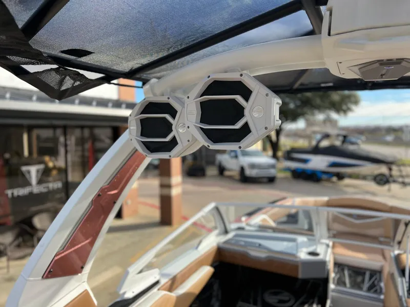 Slide: The Image of Tigé Ultré 25ZX 2025 - 19