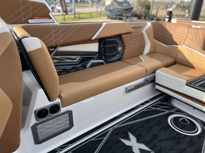 Slide: The Image of Tigé Ultré 25ZX 2025 - 21