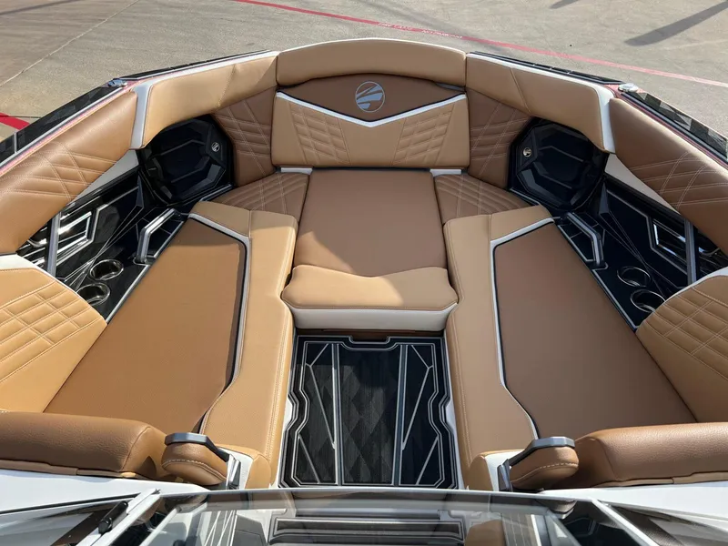 Slide: The Image of Tigé Ultré 25ZX 2025 - 22