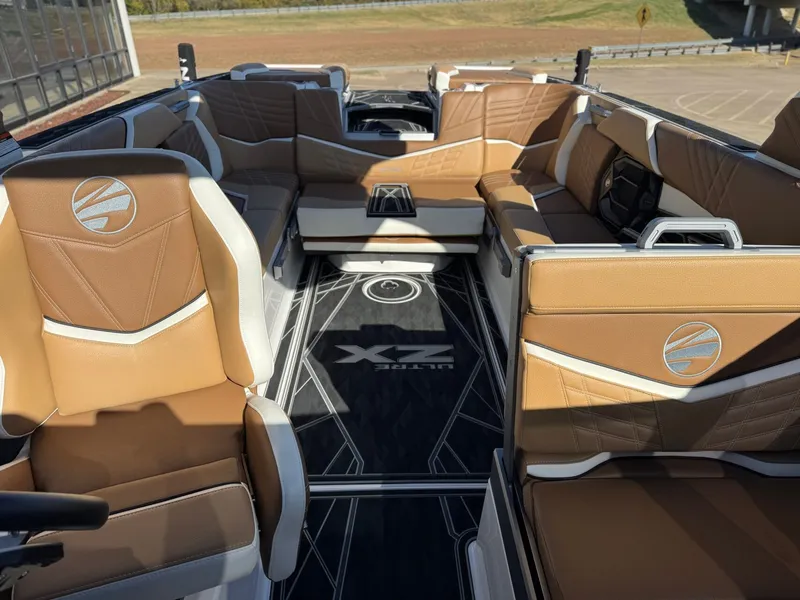 Slide: The Image of Tigé Ultré 25ZX 2025 - 23