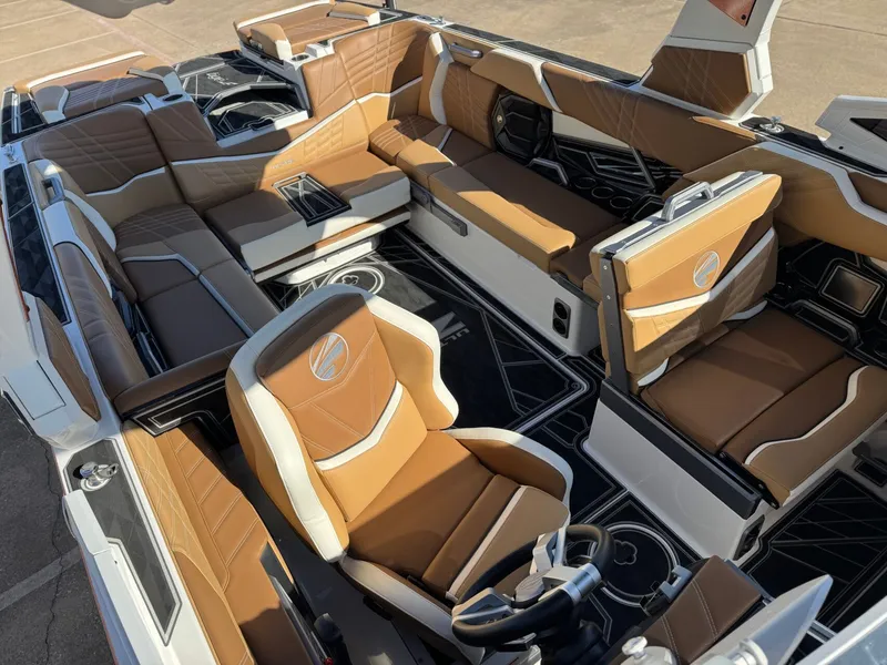 Slide: The Image of Tigé Ultré 25ZX 2025 - 25