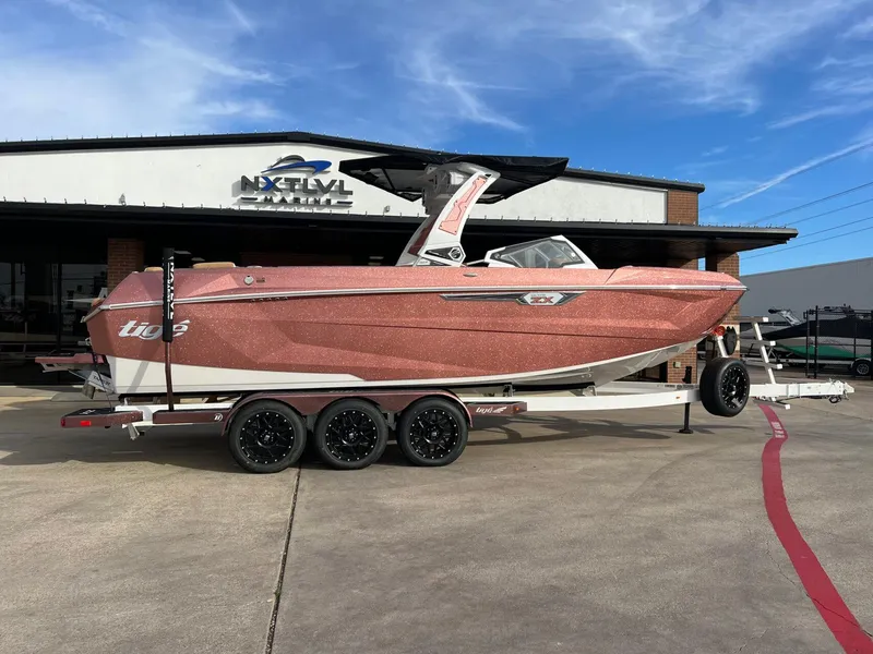 Slide: The Image of Tigé Ultré 25ZX 2025 - 3