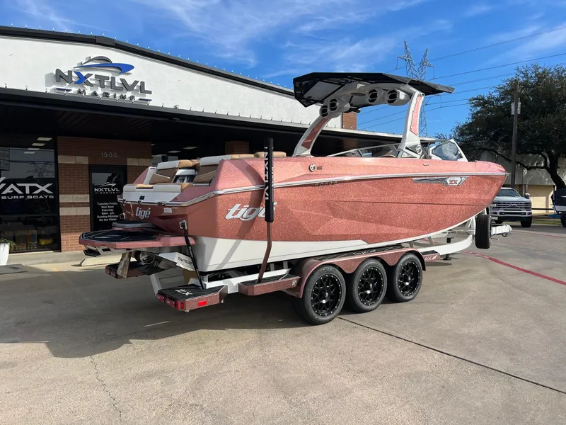 Slide: The Image of Tigé Ultré 25ZX 2025 - 4