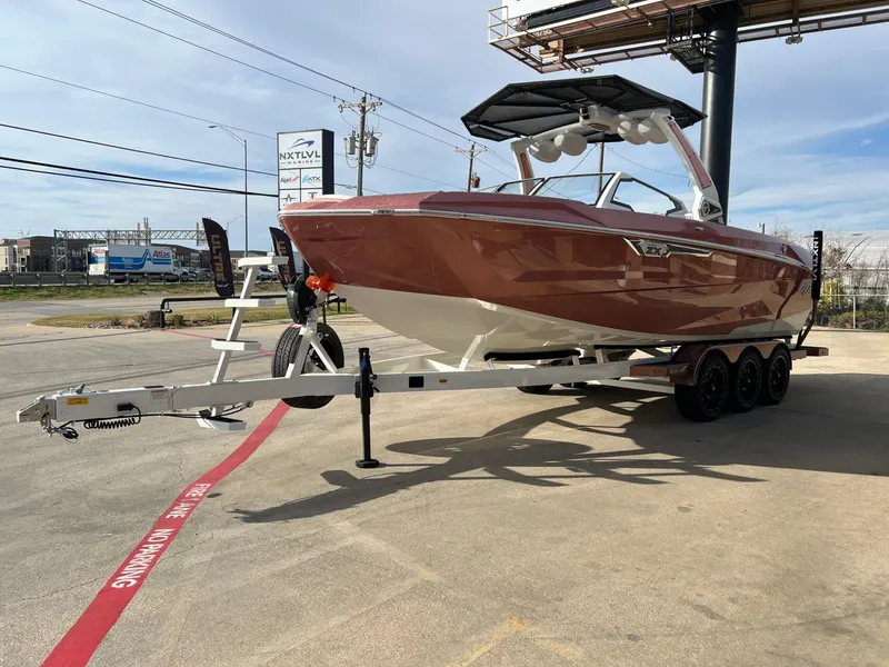 Slide: The Image of Tigé Ultré 25ZX 2025 - 6