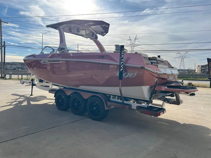 Slide: The Image of Tigé Ultré 25ZX 2025 - 7