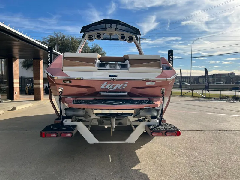 Slide: The Image of Tigé Ultré 25ZX 2025 - 8