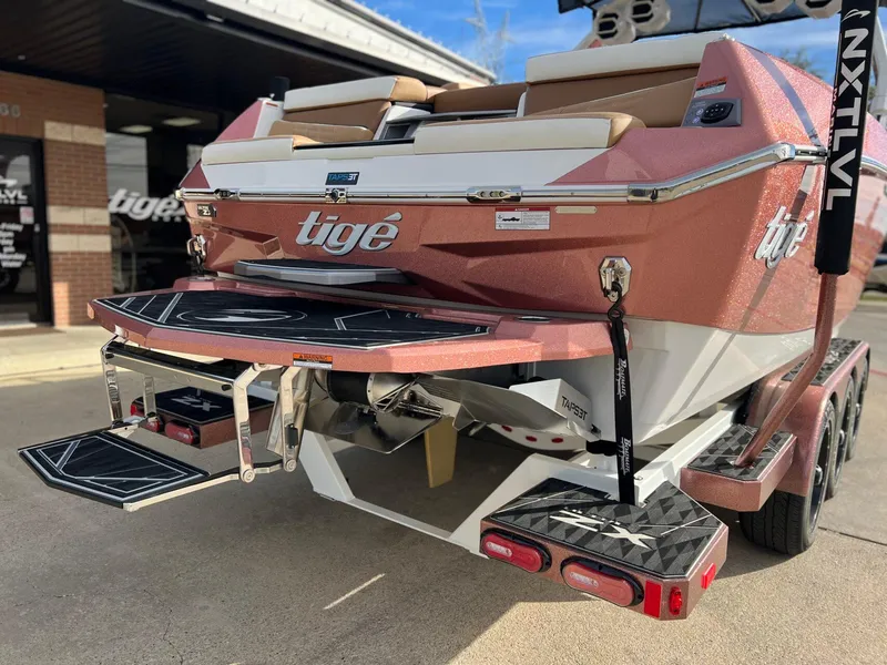 Slide: The Image of Tigé Ultré 25ZX 2025 - 9