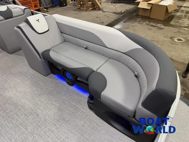 Slide: The Image of Tahoe LTZ 2385 Elite Cruise Tritoon & Honda 4-Stroke EFI 2025 - 10