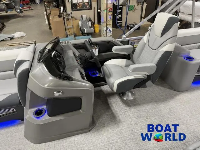 Slide: The Image of Tahoe LTZ 2385 Elite Cruise Tritoon & Honda 4-Stroke EFI 2025 - 11