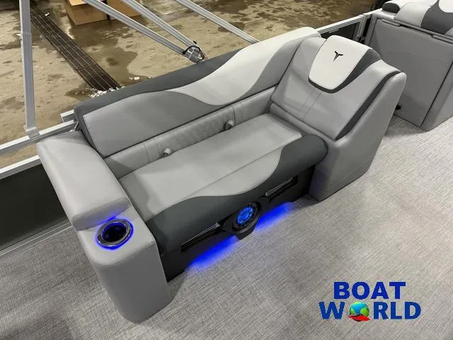 Slide: The Image of Tahoe LTZ 2385 Elite Cruise Tritoon & Honda 4-Stroke EFI 2025 - 19