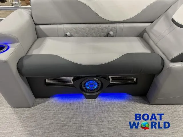 Slide: The Image of Tahoe LTZ 2385 Elite Cruise Tritoon & Honda 4-Stroke EFI 2025 - 23