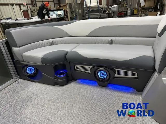 Slide: The Image of Tahoe LTZ 2385 Elite Cruise Tritoon & Honda 4-Stroke EFI 2025 - 27