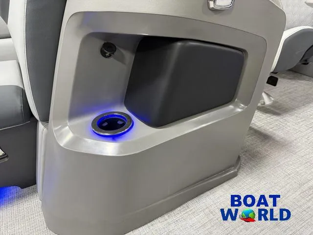 Slide: The Image of Tahoe LTZ 2385 Elite Cruise Tritoon & Honda 4-Stroke EFI 2025 - 28