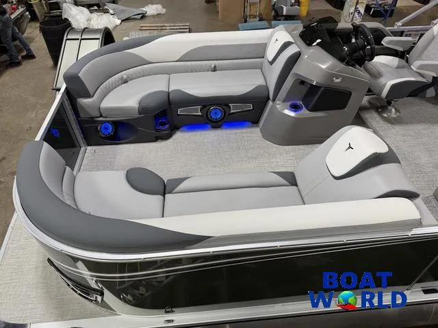 Slide: The Image of Tahoe LTZ 2385 Elite Cruise Tritoon & Honda 4-Stroke EFI 2025 - 3