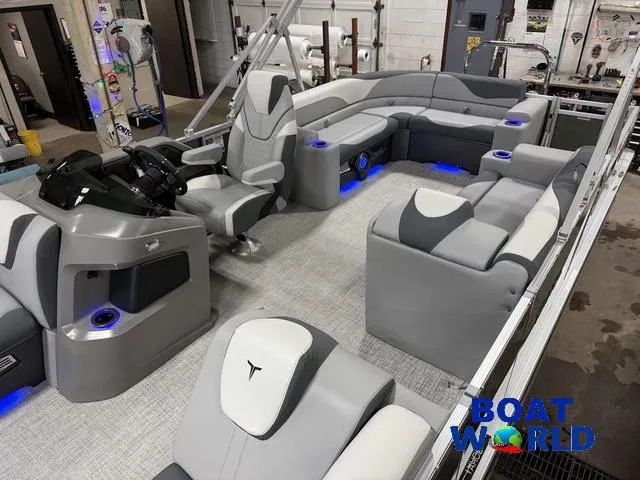 Slide: The Image of Tahoe LTZ 2385 Elite Cruise Tritoon & Honda 4-Stroke EFI 2025 - 4