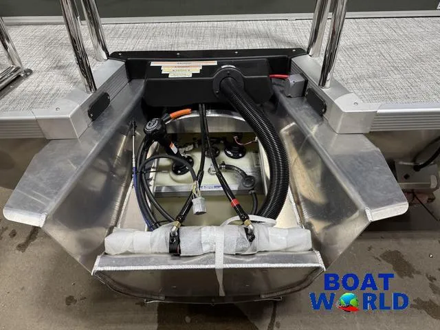 Slide: The Image of Tahoe LTZ 2385 Elite Cruise Tritoon & Honda 4-Stroke EFI 2025 - 41