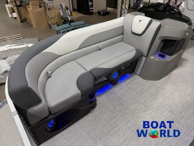 Slide: The Image of Tahoe LTZ 2385 Elite Cruise Tritoon & Honda 4-Stroke EFI 2025 - 9