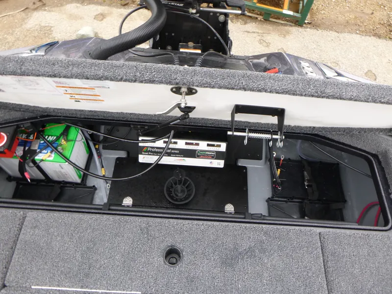 Slide: The Image of 2025 Ranger Z521 boat with spacious deck and sleek design. - 12