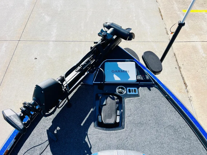 Slide: The Image of 2025 Ranger Z520R Cup-Equipped boat with Garmin navigation system on deck. - 9