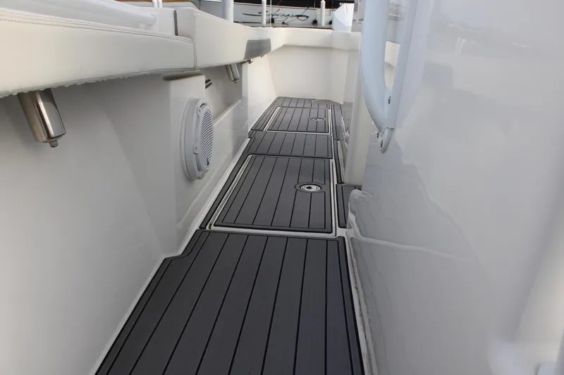 Slide: The Image of Front Runner 33 Center Console 2023 - 51