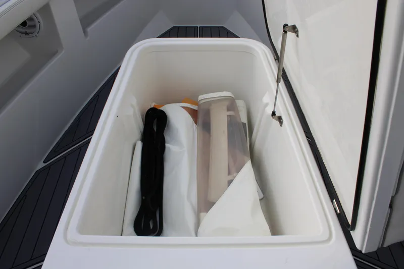 Slide: The Image of Front Runner 33 Center Console 2023 - 53