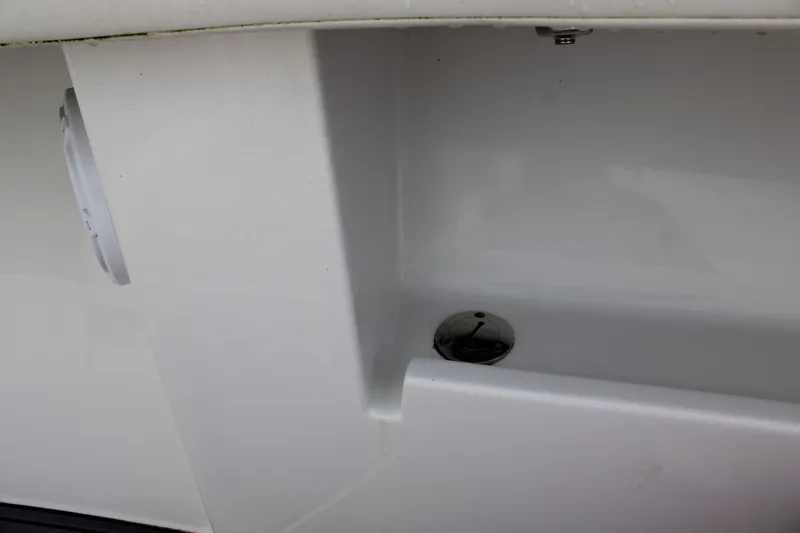 Slide: The Image of Front Runner 33 Center Console 2023 - 54