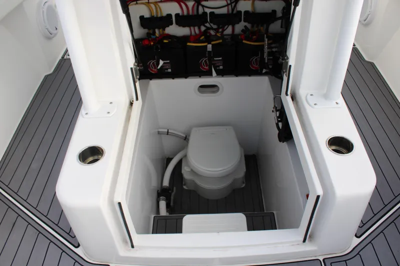 Slide: The Image of Front Runner 33 Center Console 2023 - 55