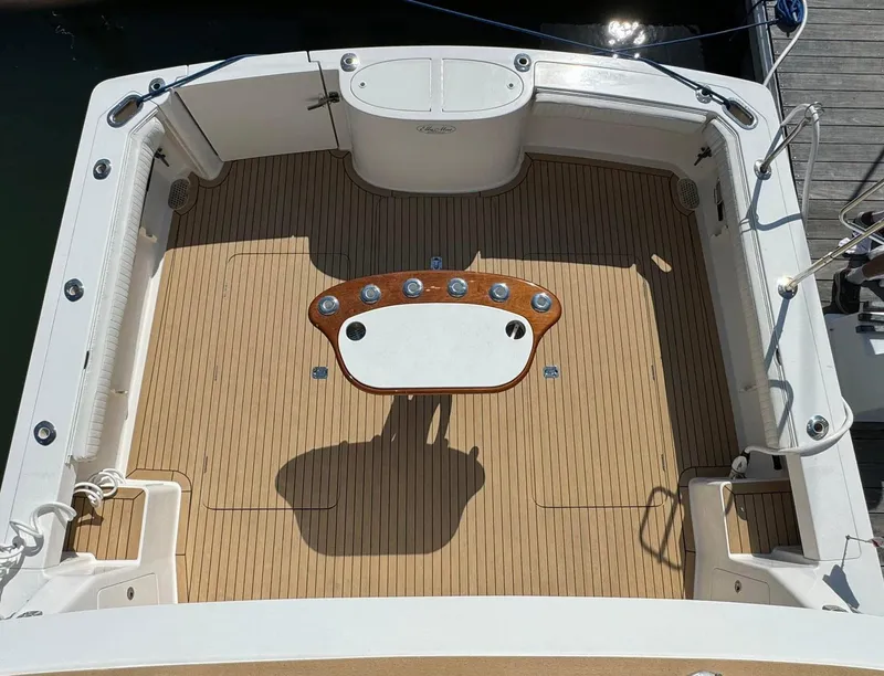 Slide: The Image of Henriques 42 Sportfisherman 2011 boat deck with wooden flooring and central table. - 6