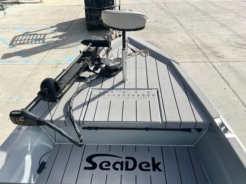Slide: The Image of Hanko 185 CCLS 2022 boat with SeaDek flooring and trolling motor. - 18