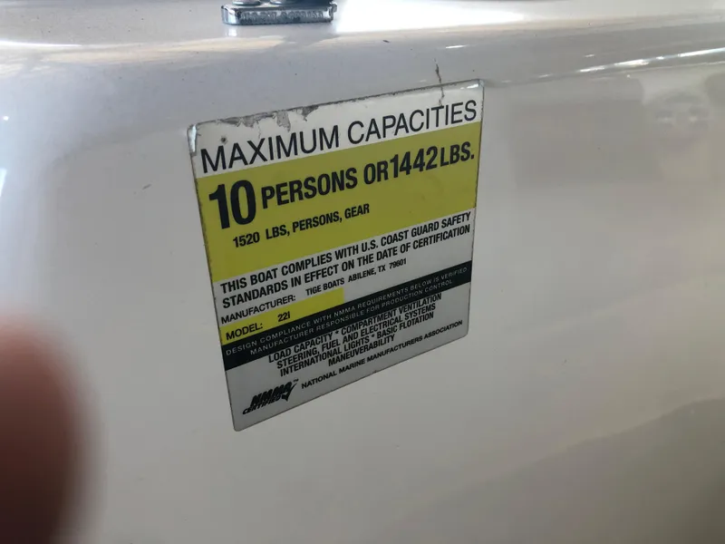 Slide: The Image of 2004 Tigé 22I TYPE R boat capacity label, maximum 10 persons or 1442 lbs. - 7