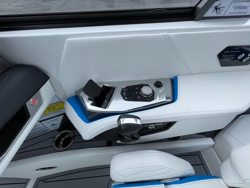 Slide: The Image of Nautique Super Air G23 2025 - 19