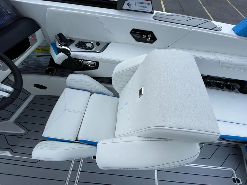 Slide: The Image of Nautique Super Air G23 2025 - 38