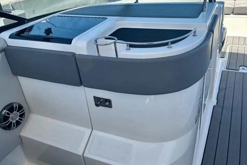 Slide: The Image of Sea Ray 310 SLX Outboard 2023 - 9