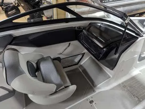 Slide: The Image of Scarab 215SE 2025 - 10