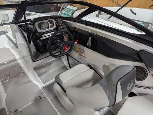 Slide: The Image of Scarab 215SE 2025 - 3