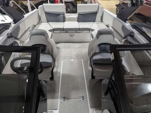 Slide: The Image of Scarab 215SE 2025 - 6