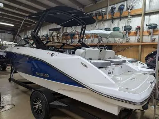 Slide: The Image of Scarab 215SE 2025 - 8