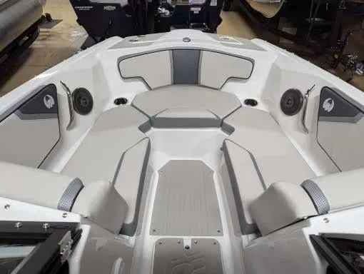 Slide: The Image of Scarab 215SE 2025 - 9