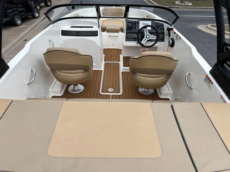 Slide: The Image of Bayliner VR4 2023 - 10