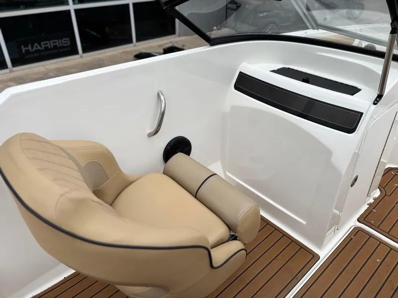 Slide: The Image of Bayliner VR4 2023 - 13