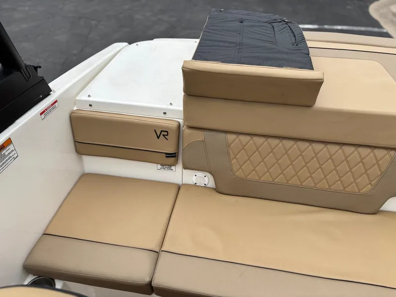 Slide: The Image of Bayliner VR4 2023 - 14