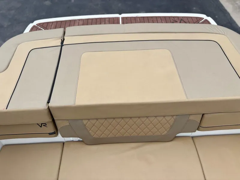 Slide: The Image of Bayliner VR4 2023 - 8