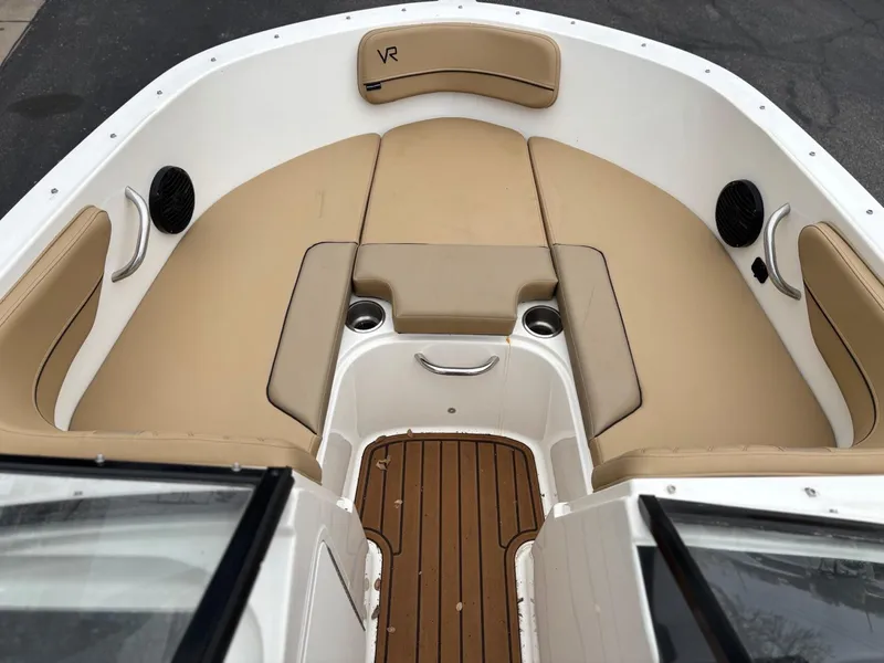 Slide: The Image of Bayliner VR4 2023 - 9