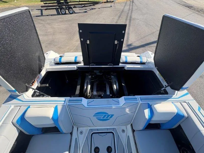 Slide: The Image of Malibu 25 LSV 2025 - 104